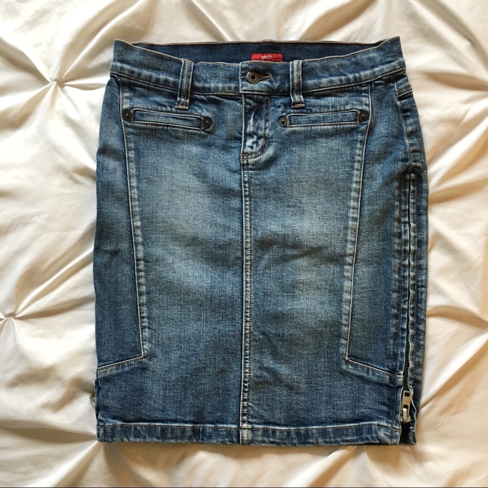 Vintage Guess 2000’s denim skirt with side zippers